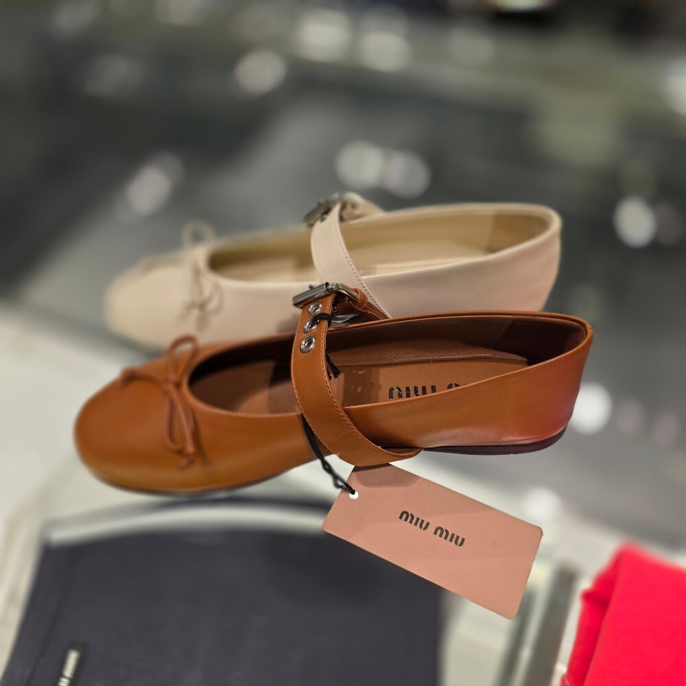 [아울렛] 미우미우 버클 스트랩 발레리나 플랫 5F210E