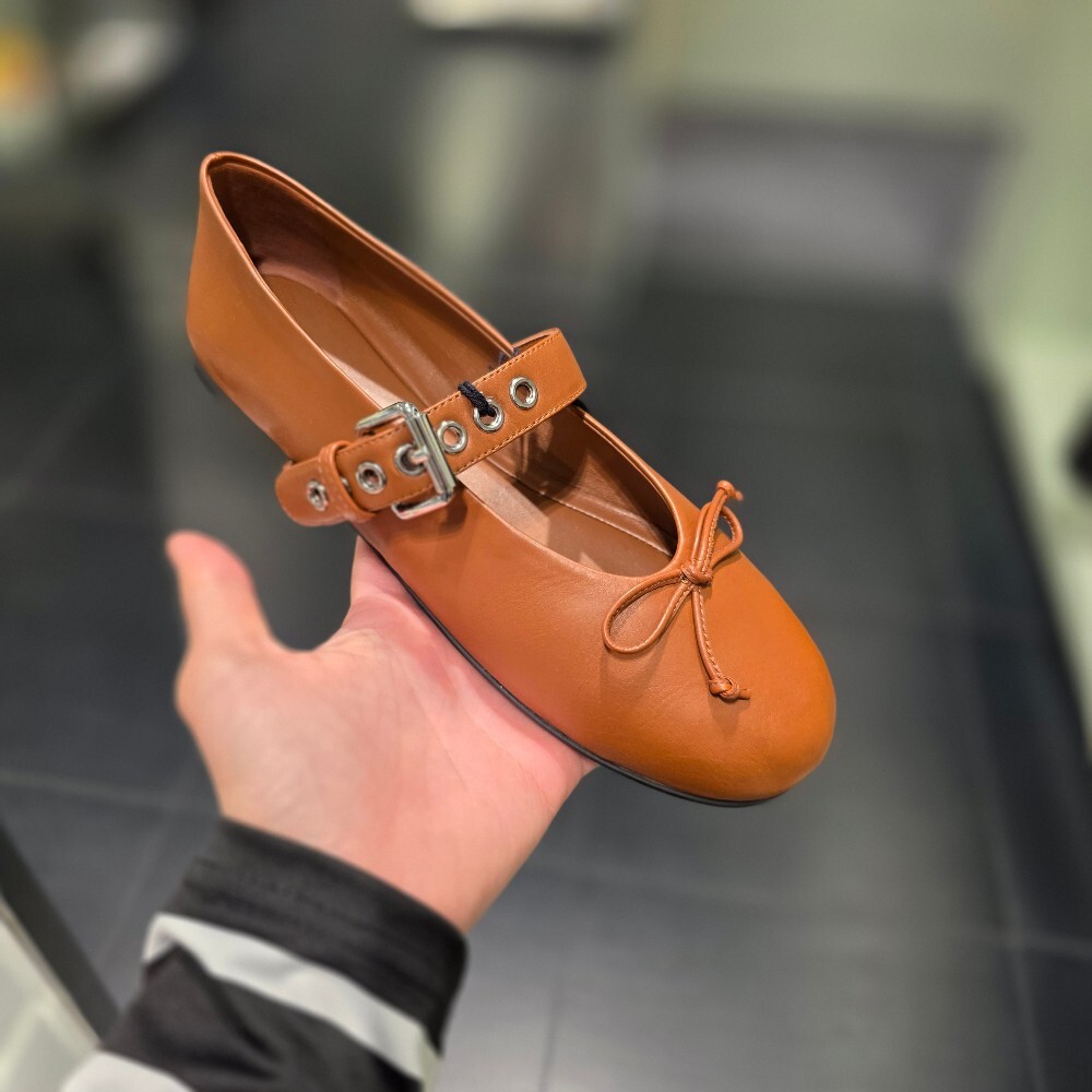 [아울렛] 미우미우 버클 스트랩 발레리나 플랫 5F210E