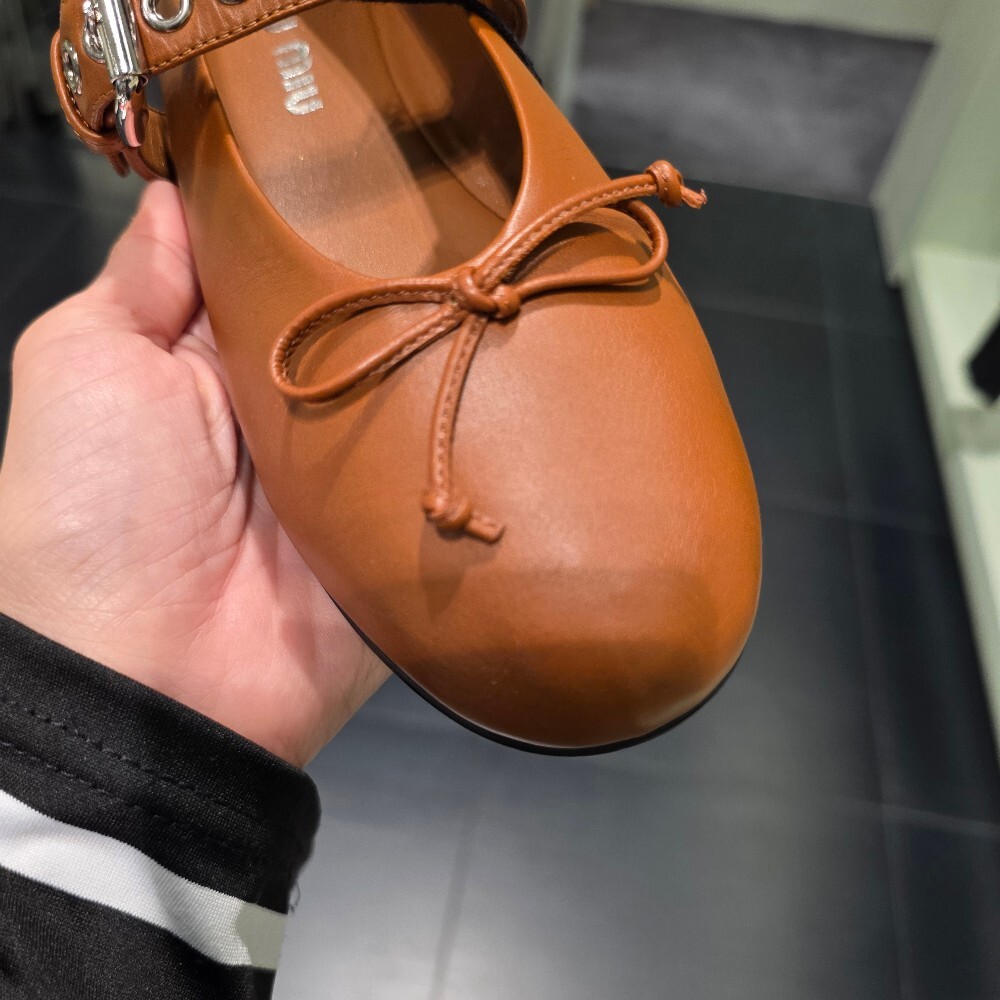 [아울렛] 미우미우 버클 스트랩 발레리나 플랫 5F210E