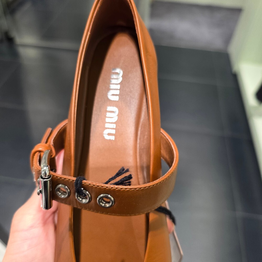 [아울렛] 미우미우 버클 스트랩 발레리나 플랫 5F210E