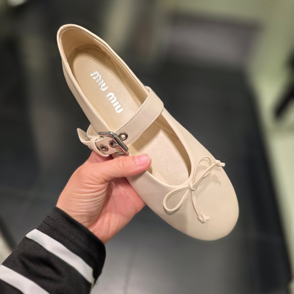 [아울렛] 미우미우 버클 스트랩 발레리나 플랫 5F210E