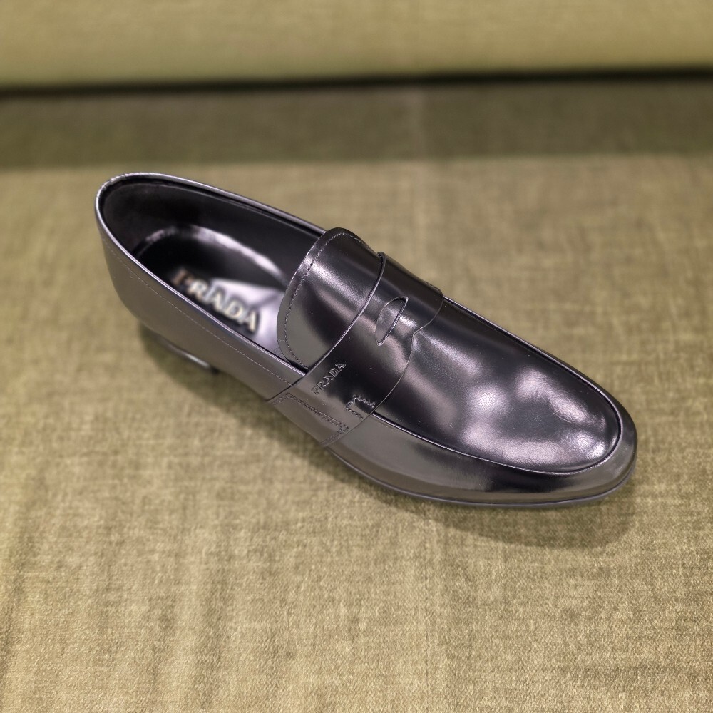 [아울렛] 프라다 브러시드 레더 남성 로퍼 2DE010