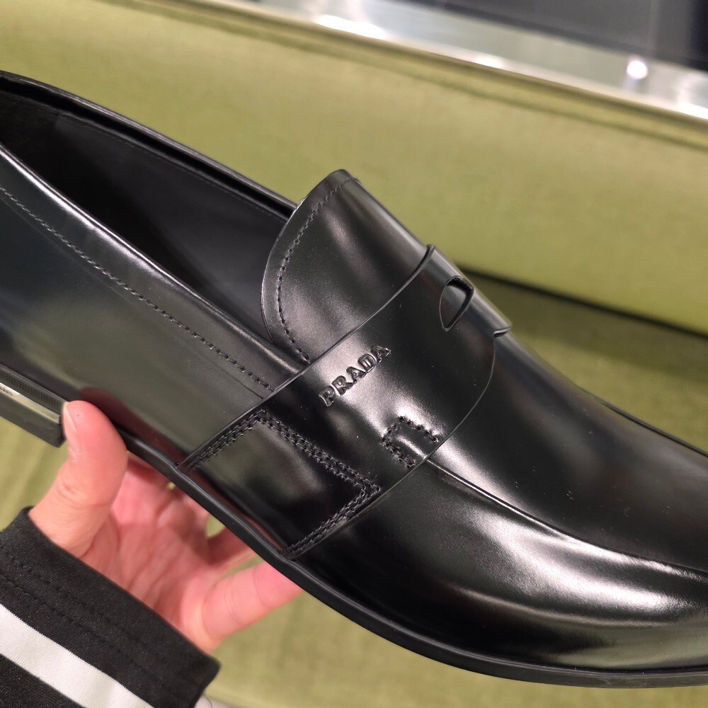 [아울렛] 프라다 브러시드 레더 남성 로퍼 2DE010