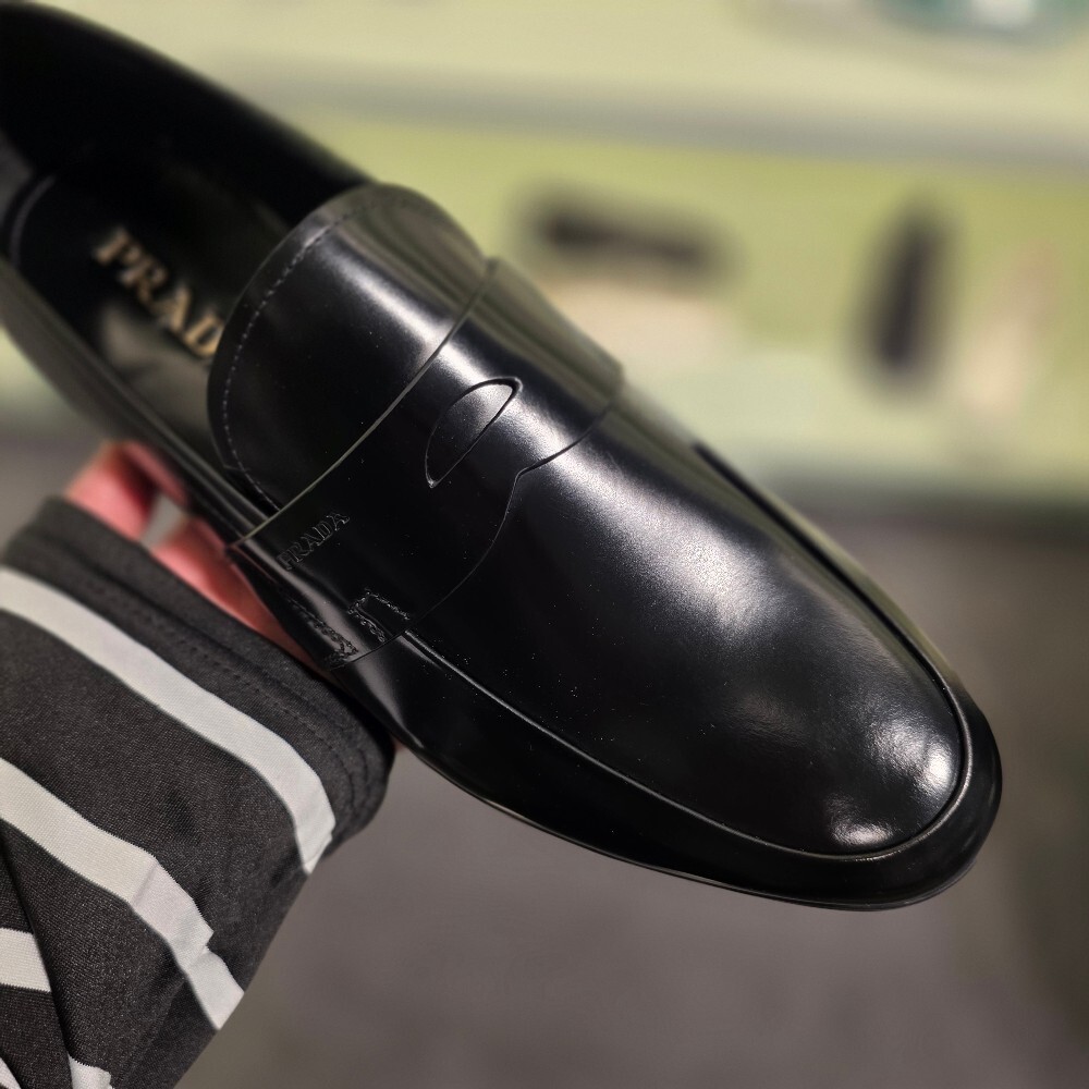 [아울렛] 프라다 브러시드 레더 남성 로퍼 2DE010