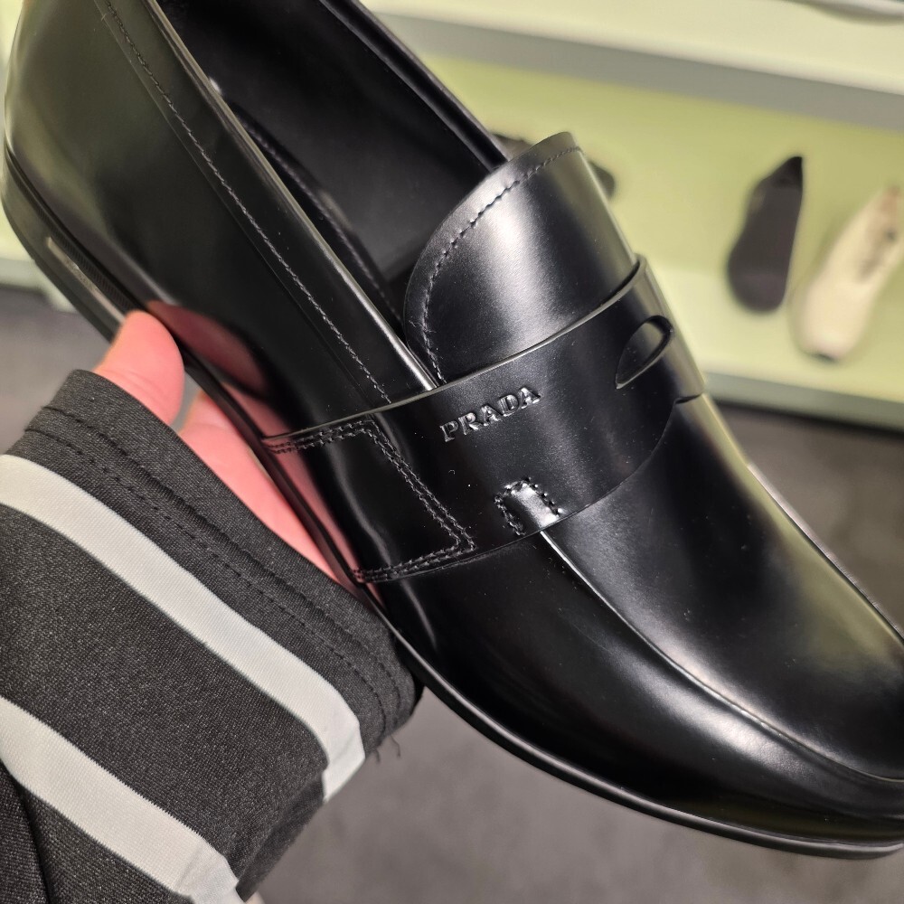 [아울렛] 프라다 브러시드 레더 남성 로퍼 2DE010