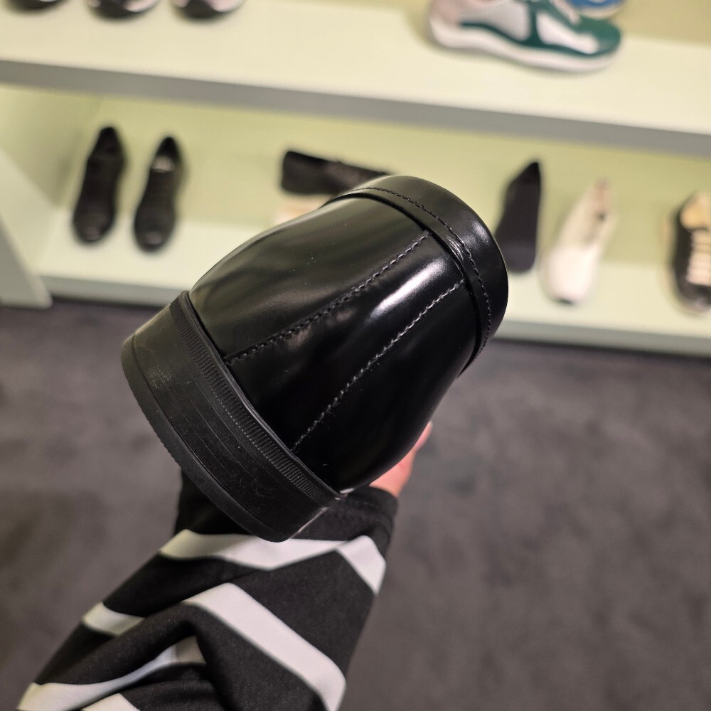 [아울렛] 프라다 브러시드 레더 남성 로퍼 2DE010