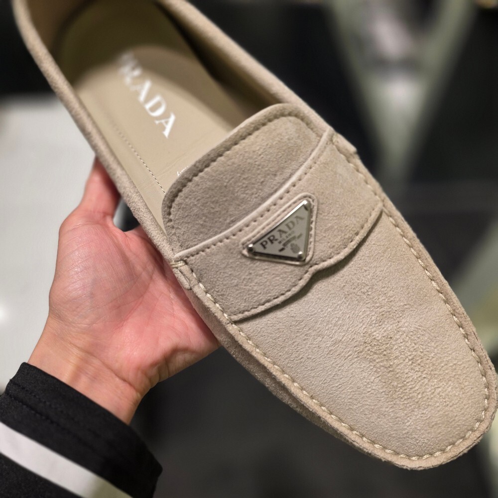 [아울렛] 프라다 삼각로고 스웨이드남성로퍼 2DD178