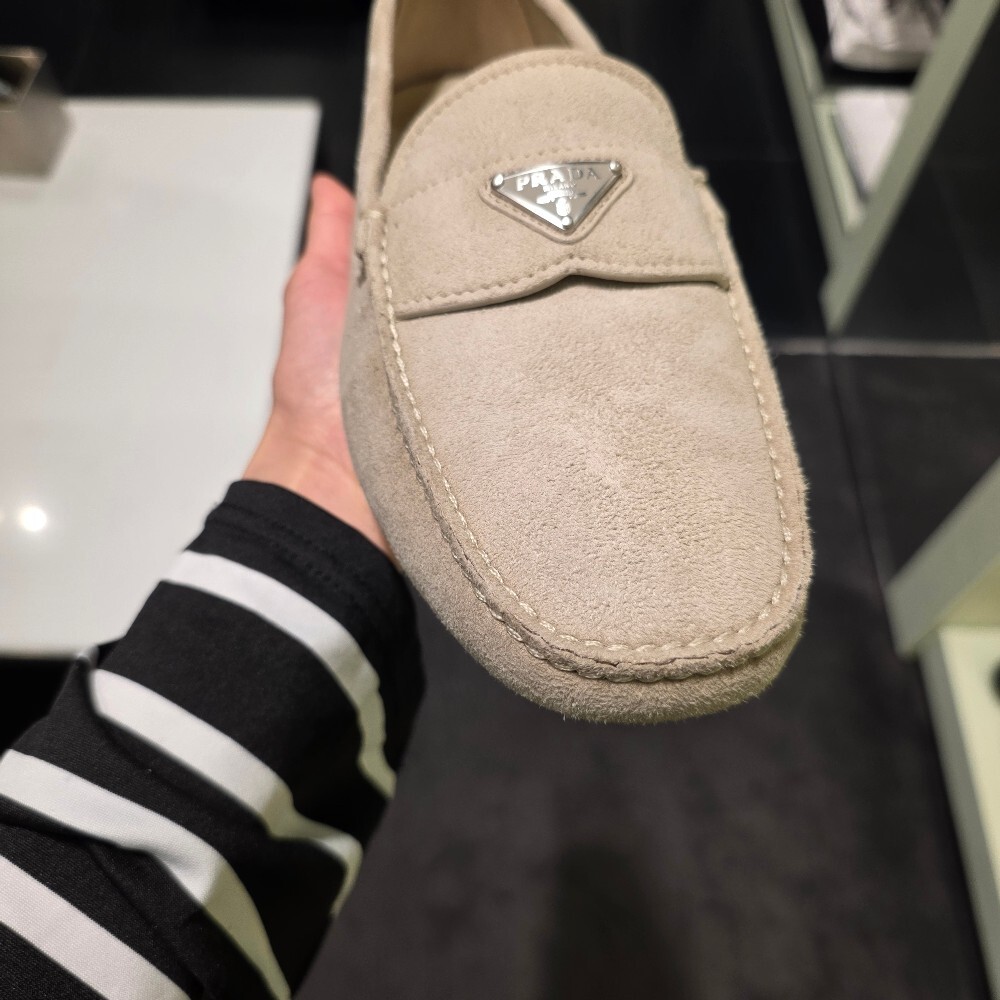 [아울렛] 프라다 삼각로고 스웨이드남성로퍼 2DD178