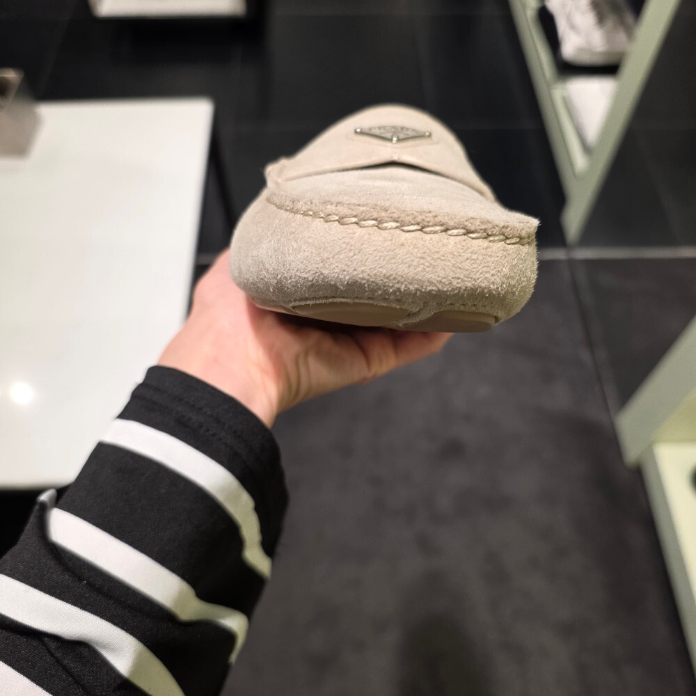 [아울렛] 프라다 삼각로고 스웨이드남성로퍼 2DD178