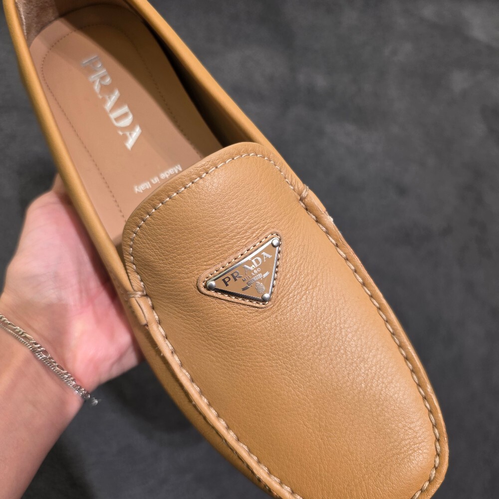 [아울렛] 프라다 삼각로고 가죽 남성 로퍼 2DD179