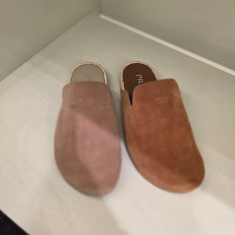 [아울렛] 프라다 스웨이드 남성 뮬 샌들 2S2994