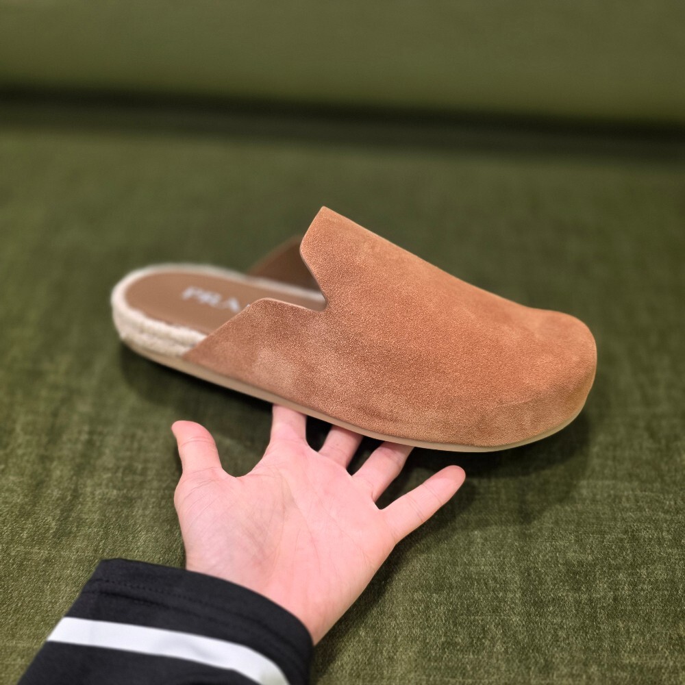 [아울렛] 프라다 스웨이드 남성 뮬 샌들 2S2994