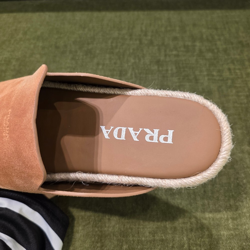 [아울렛] 프라다 스웨이드 남성 뮬 샌들 2S2994