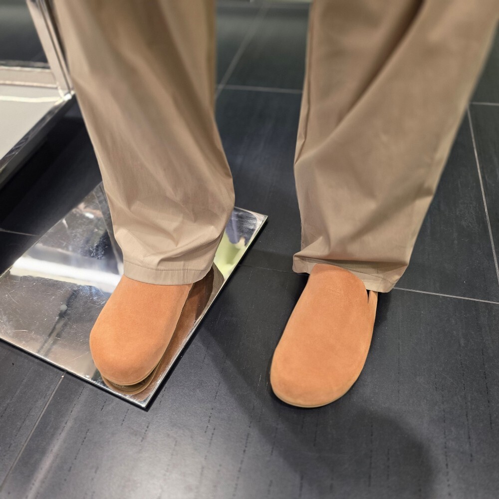 [아울렛] 프라다 스웨이드 남성 뮬 샌들 2S2994