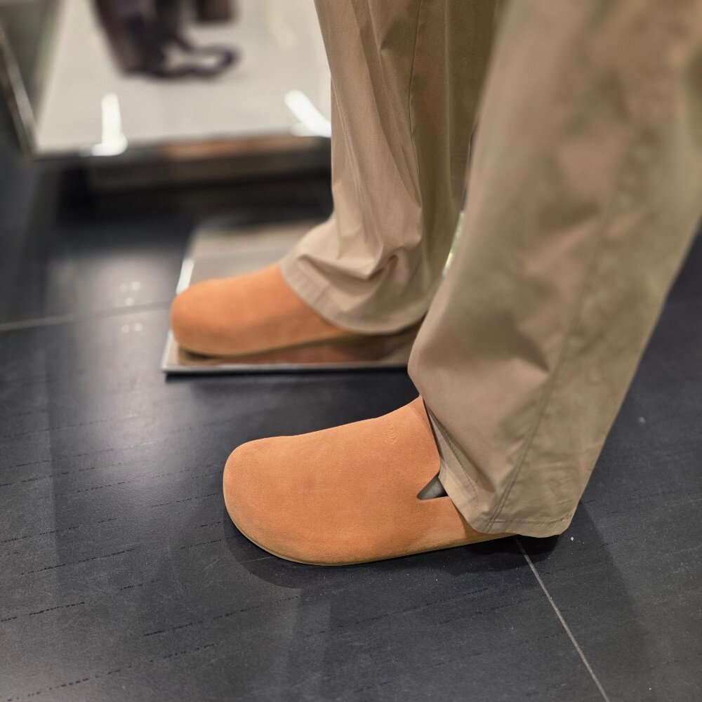 [아울렛] 프라다 스웨이드 남성 뮬 샌들 2S2994