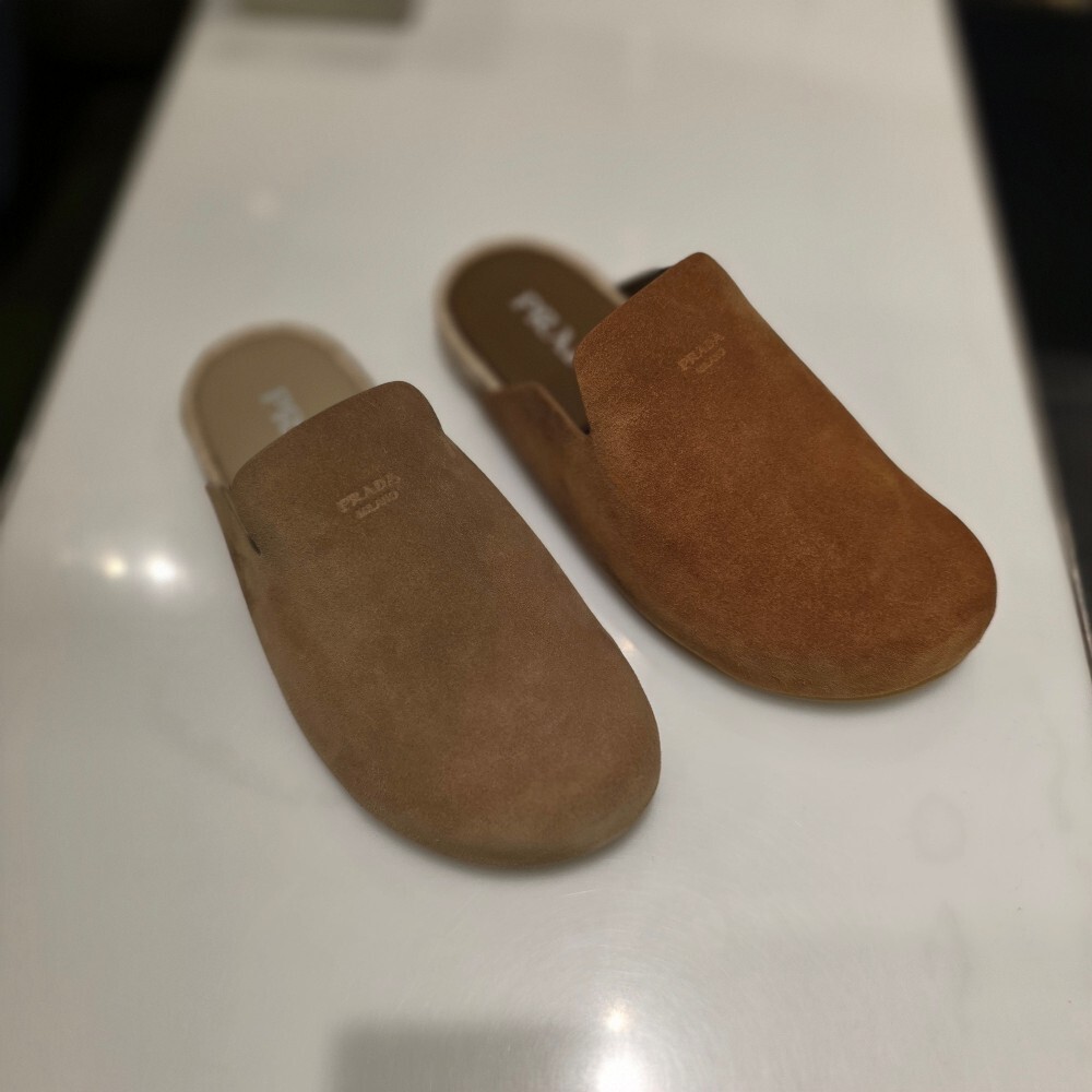 [아울렛] 프라다 스웨이드 남성 뮬 샌들 2S2994