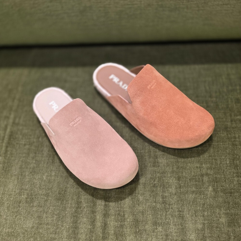 [아울렛] 프라다 스웨이드 남성 뮬 샌들 2S2994