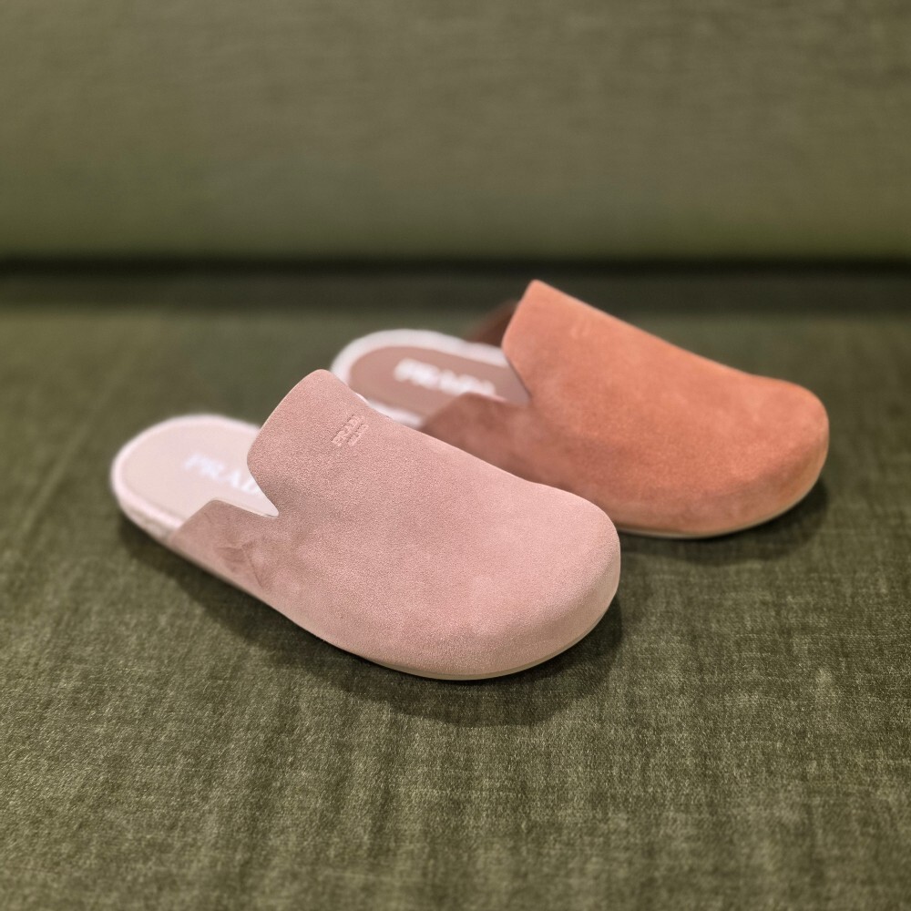 [아울렛] 프라다 스웨이드 남성 뮬 샌들 2S2994