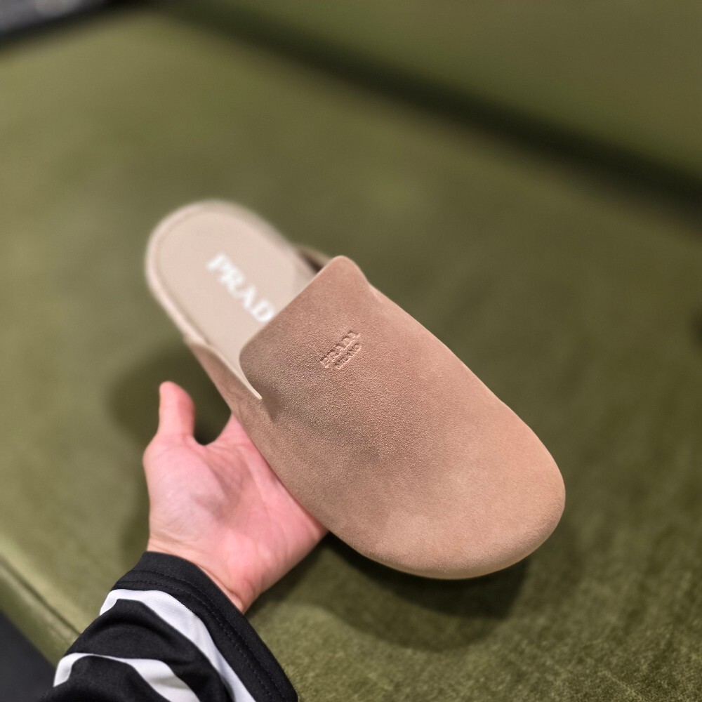 [아울렛] 프라다 스웨이드 남성 뮬 샌들 2S2994