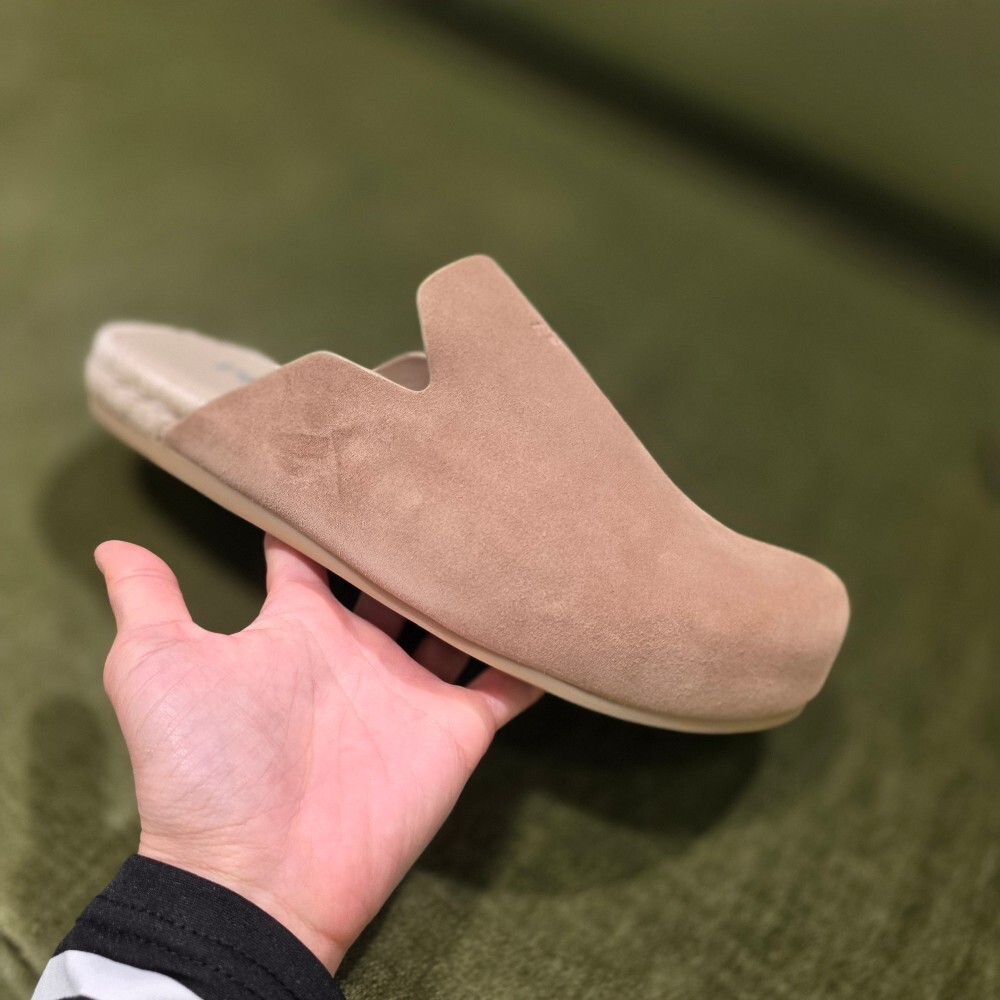 [아울렛] 프라다 스웨이드 남성 뮬 샌들 2S2994