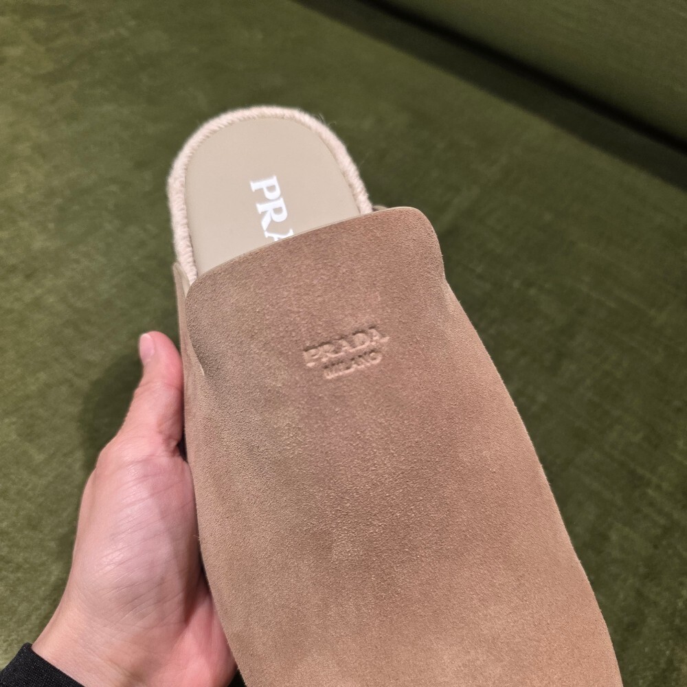 [아울렛] 프라다 스웨이드 남성 뮬 샌들 2S2994