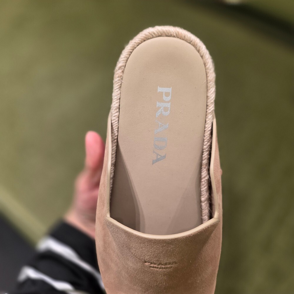 [아울렛] 프라다 스웨이드 남성 뮬 샌들 2S2994