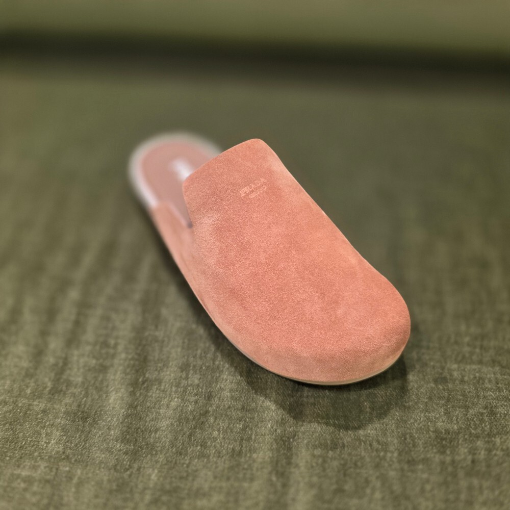 [아울렛] 프라다 스웨이드 남성 뮬 샌들 2S2994