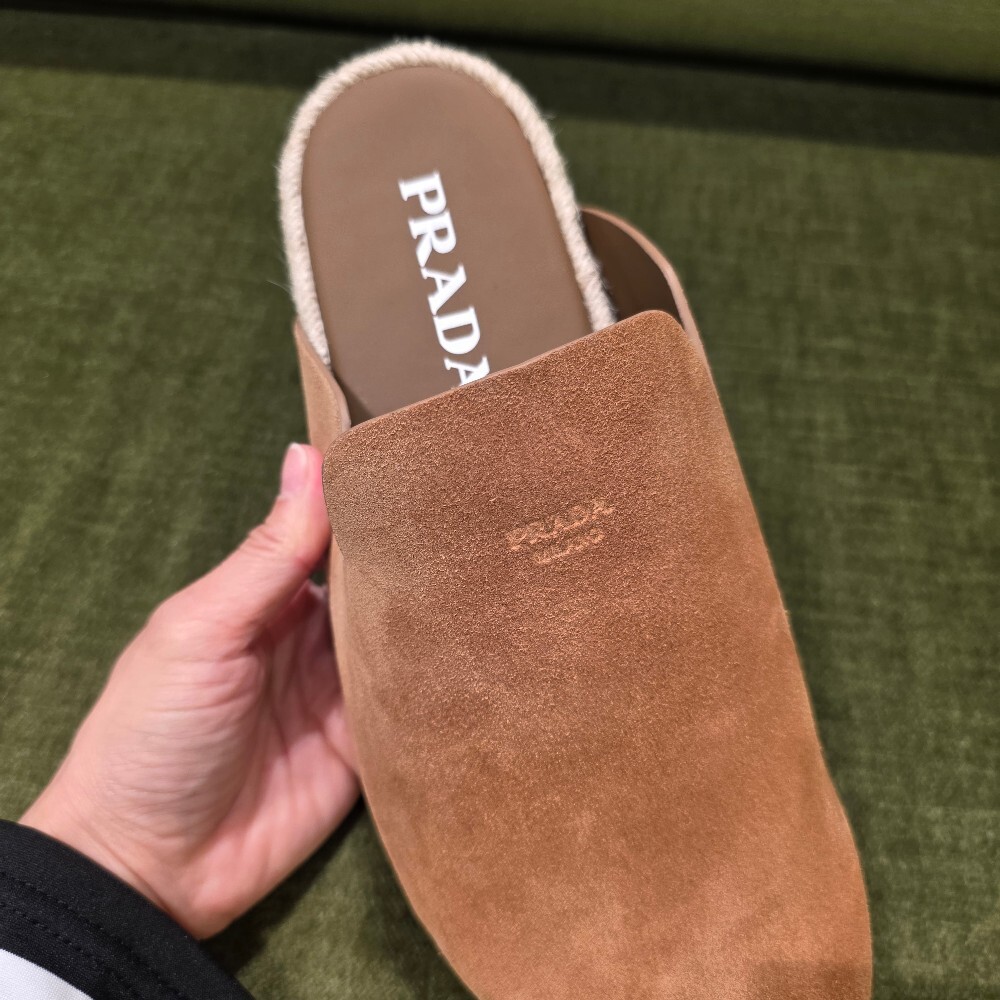 [아울렛] 프라다 스웨이드 남성 뮬 샌들 2S2994