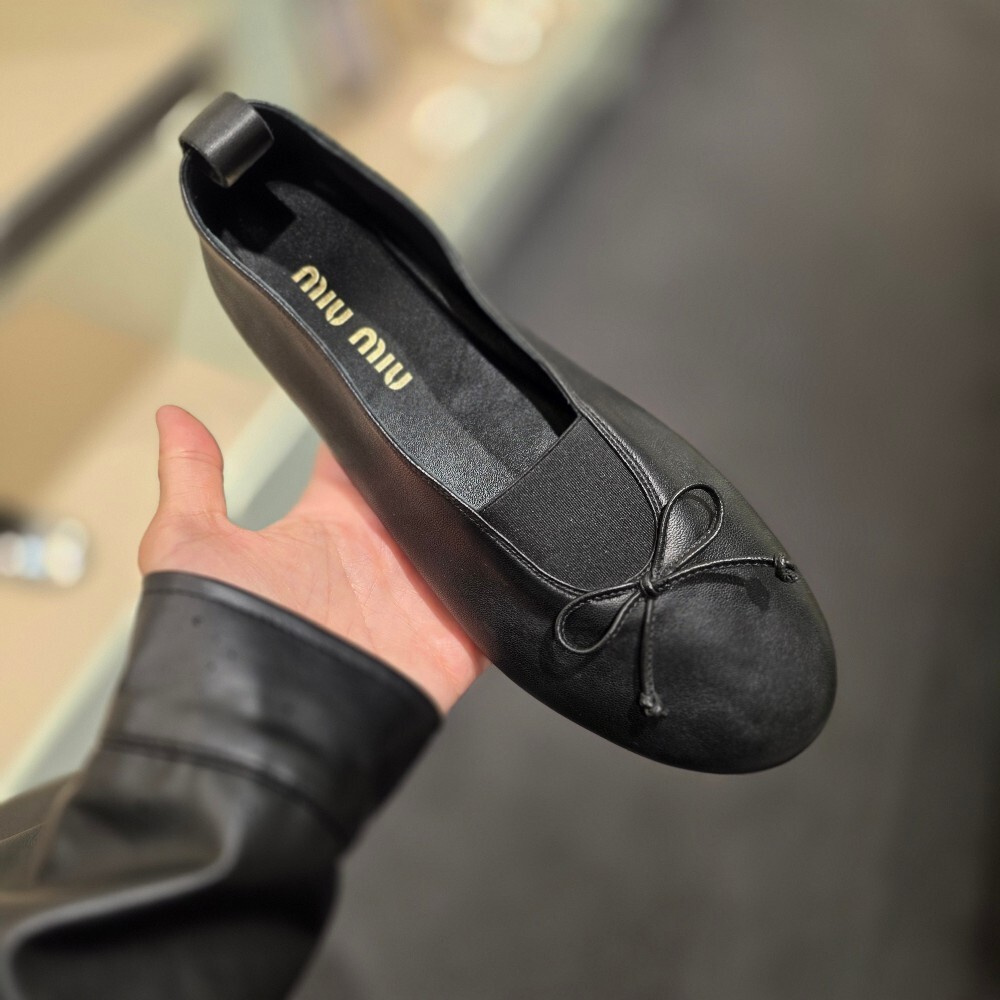 [아울렛] 미우미우 엘랑 나파 가죽 발레리나 플랫 5F552E