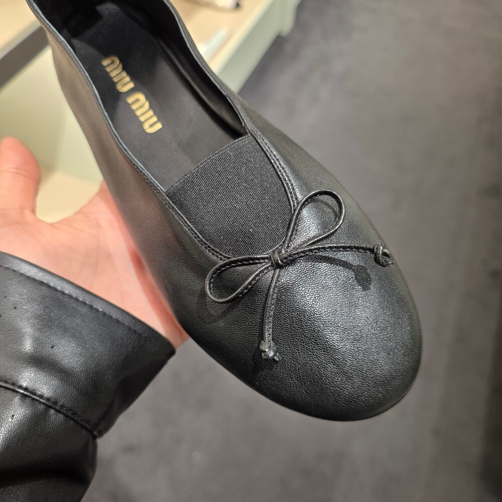 [아울렛] 미우미우 엘랑 나파 가죽 발레리나 플랫 5F552E