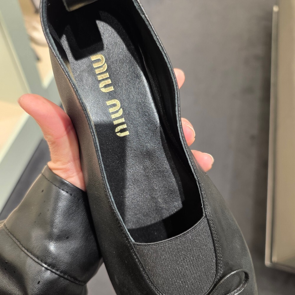 [아울렛] 미우미우 엘랑 나파 가죽 발레리나 플랫 5F552E