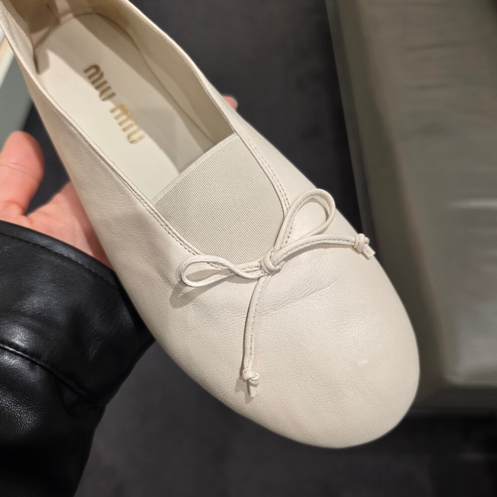 [아울렛] 미우미우 엘랑 나파 가죽 발레리나 플랫 5F552E