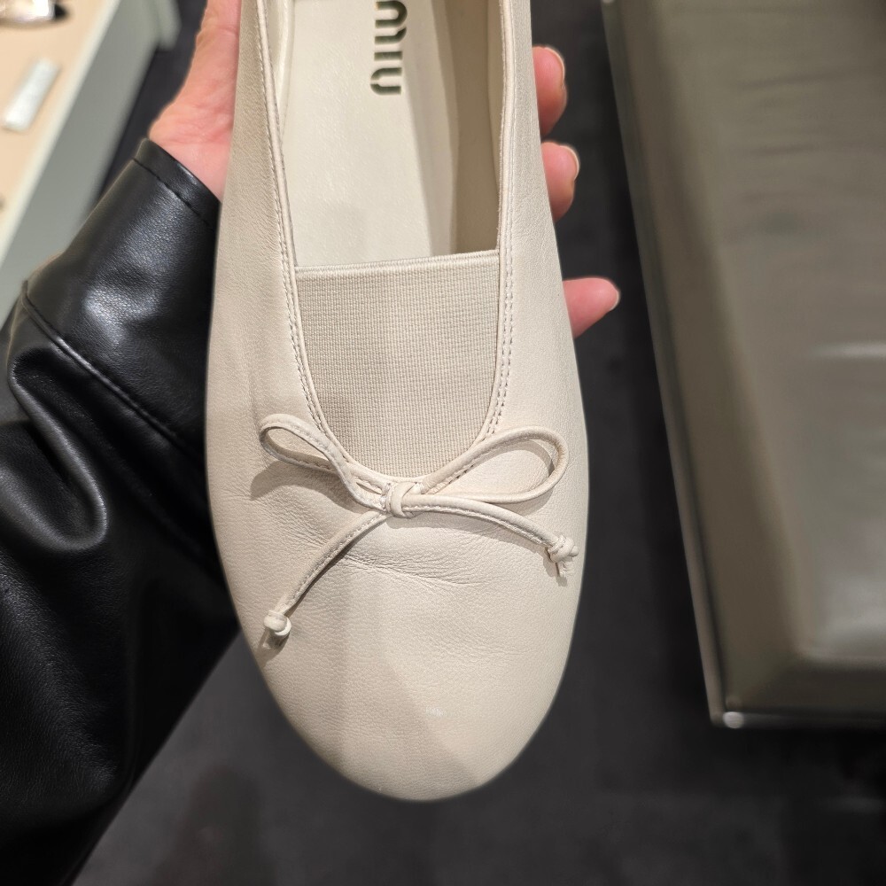 [아울렛] 미우미우 엘랑 나파 가죽 발레리나 플랫 5F552E