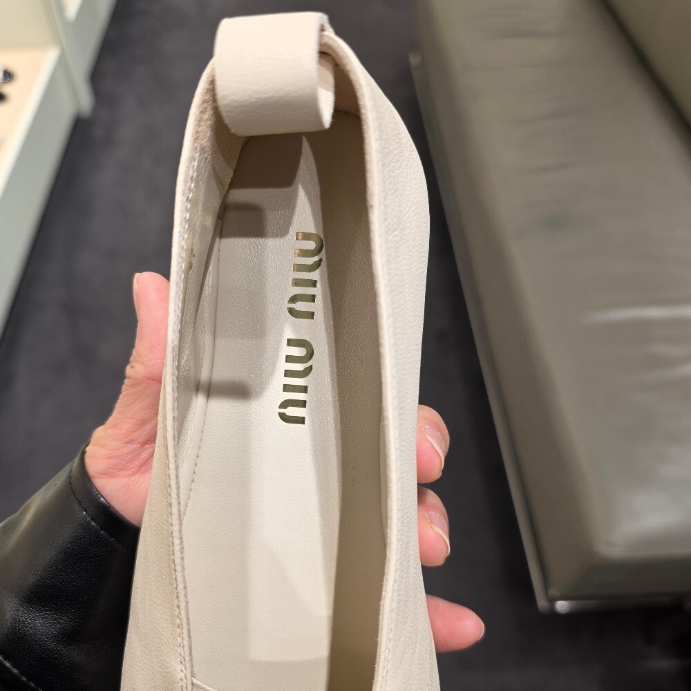 [아울렛] 미우미우 엘랑 나파 가죽 발레리나 플랫 5F552E