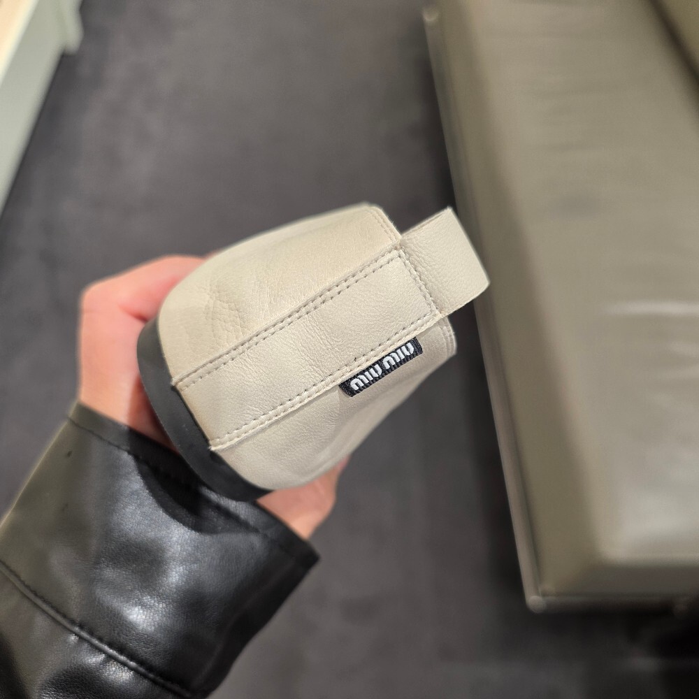 [아울렛] 미우미우 엘랑 나파 가죽 발레리나 플랫 5F552E