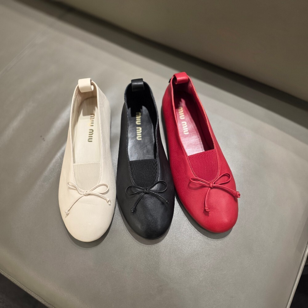 [아울렛] 미우미우 엘랑 나파 가죽 발레리나 플랫 5F552E