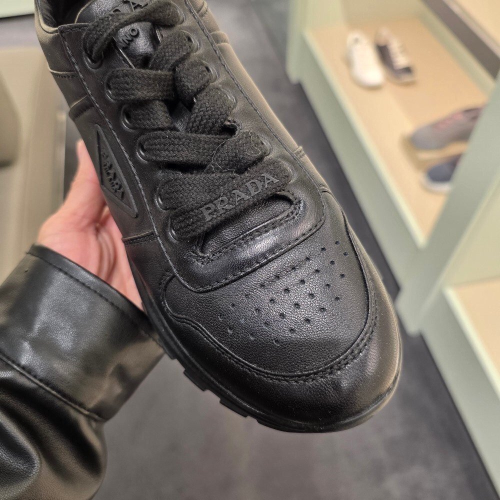 [아울렛] 프라다 나파가죽 여성 스니커즈 1E257O