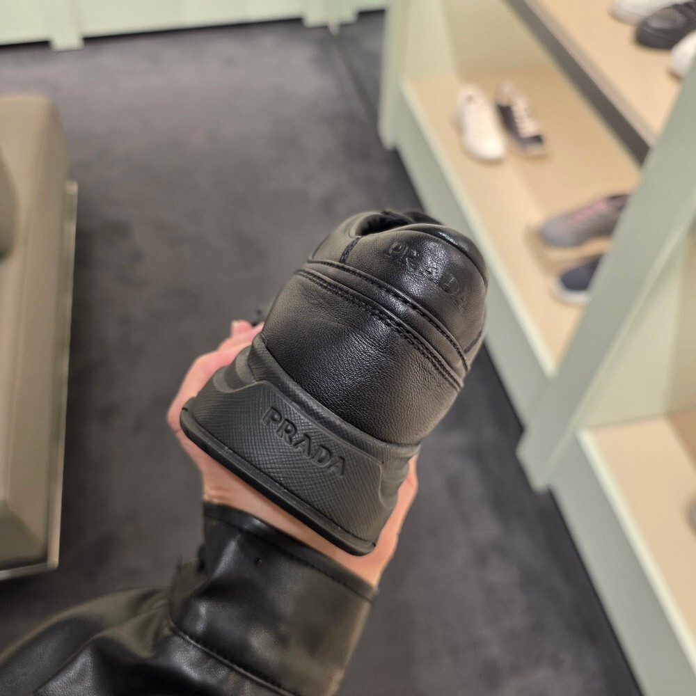 [아울렛] 프라다 나파가죽 여성 스니커즈 1E257O