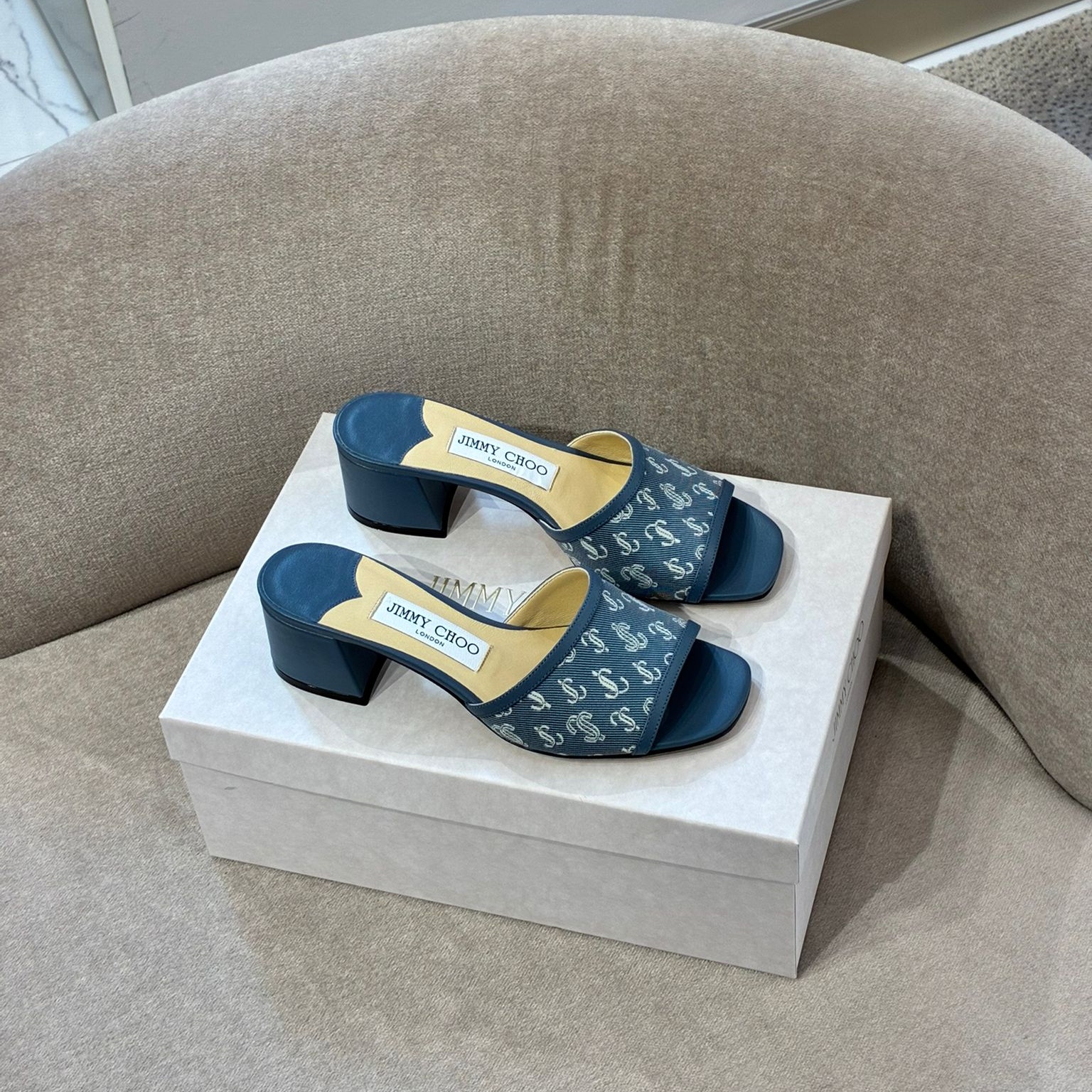 [아울렛] 지미추 DORAY 45 데님 뮬 샌들