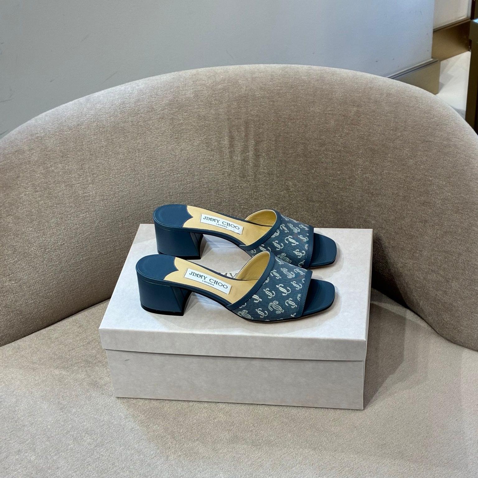 [아울렛] 지미추 DORAY 45 데님 뮬 샌들