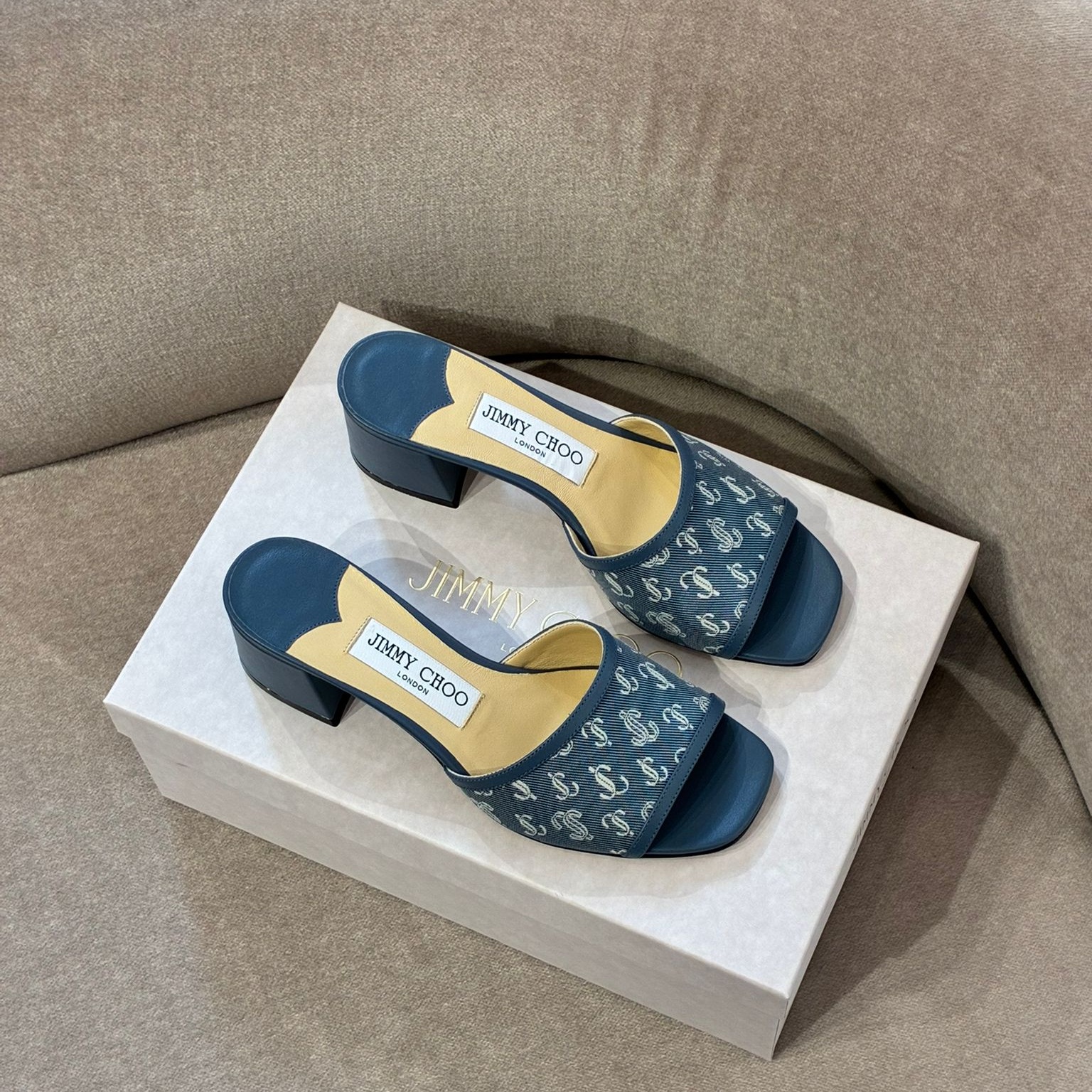 [아울렛] 지미추 DORAY 45 데님 뮬 샌들