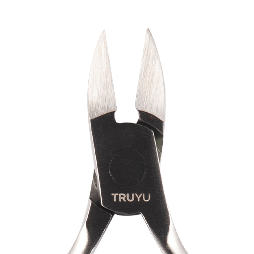 트루유 TRUYU 니퍼형 발톱깎이 아주 두꺼운 발톱에 사용하기 좋은 발톱용 니퍼입니다. 날카로운 끝 쪽으로 큐티클을 정리할 수 있는 2-in-1 페디 툴입니다.