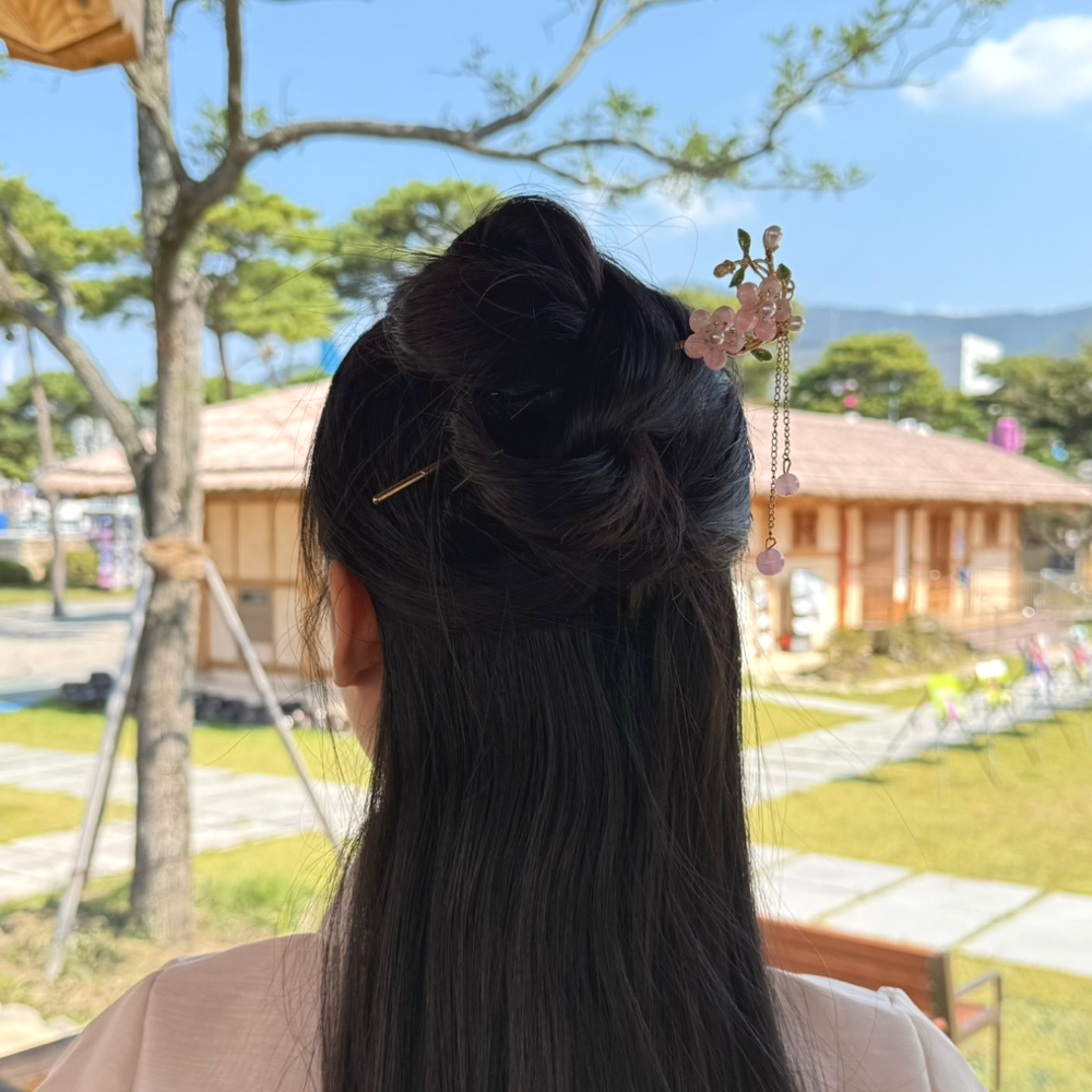 한복비녀 진주헤어핀 진주목걸이 진주장식품 비녀소품 진주귀걸이 일자나무비녀 녹단목비녀 헤어핀 진주헤어악세서리 진주악세서리 녹단목손견본 모던비녀 비녀공예 진주알 핑크꽃 비녀