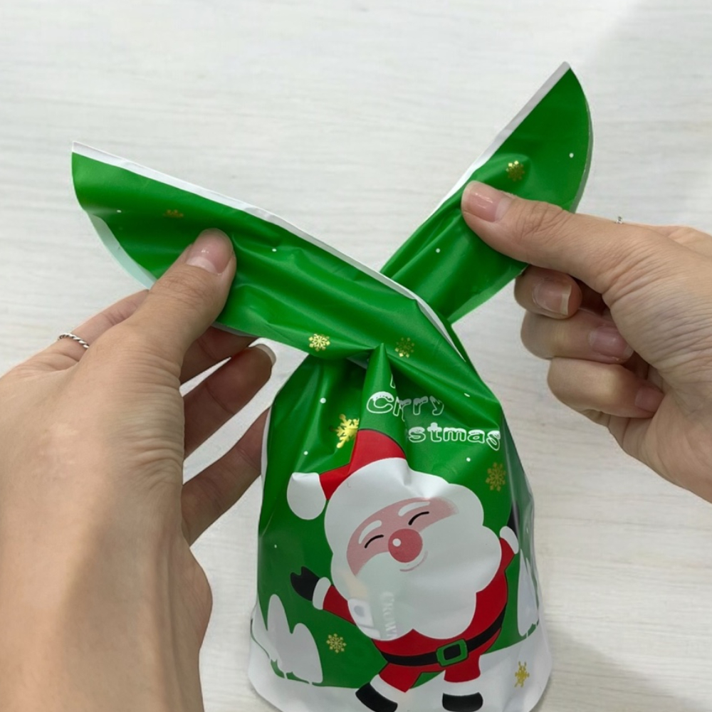 포장비닐 검정옷보관봉투 음식물쓰레기봉투 휴대용봉투 이불보관함 식품보관봉투 문서보관봉투 대형가방비닐봉투 생선비닐봉투 정리용품 세단기용비닐봉투 선물 포장 스마일 10P 산타 비닐봉투