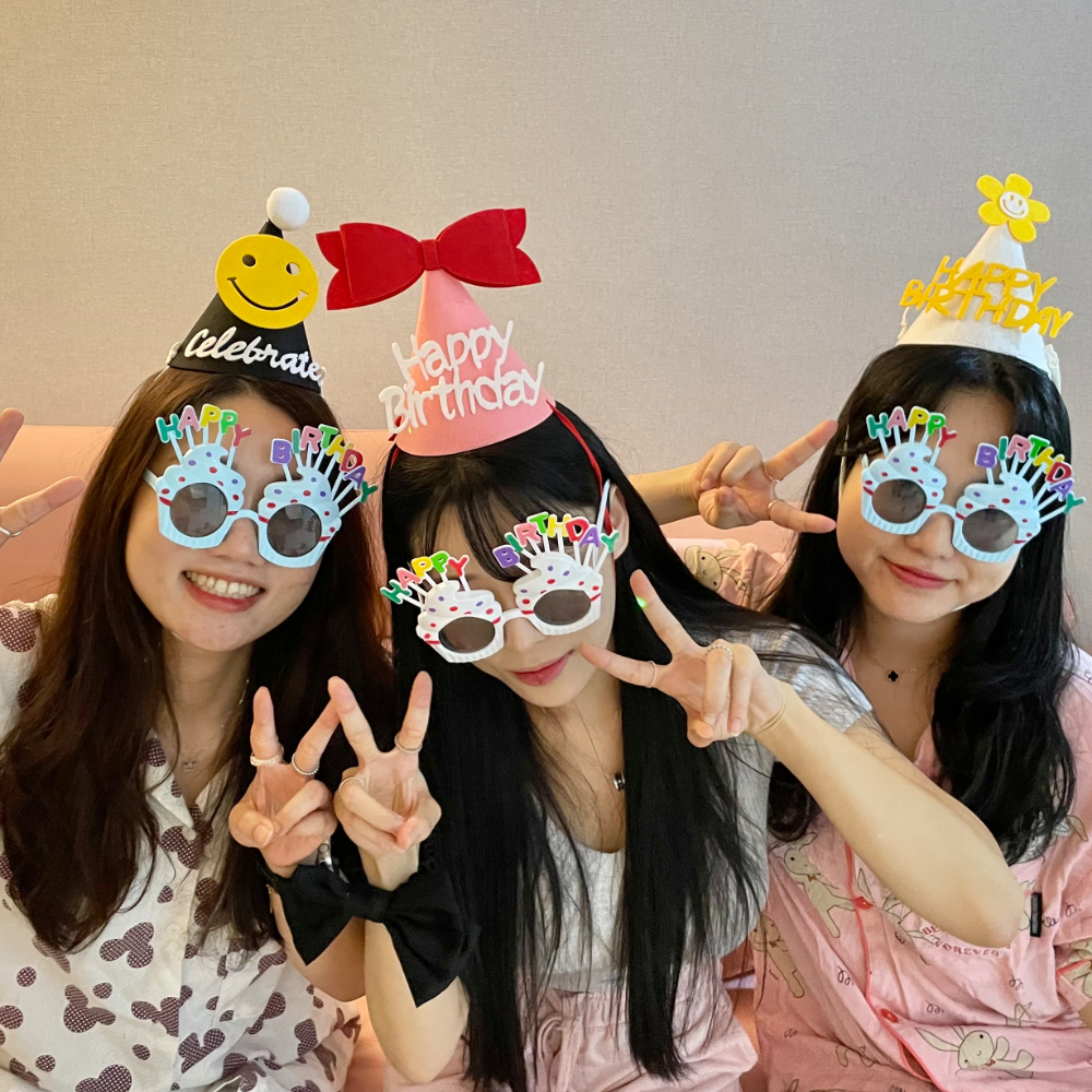 펠트모자 파티치마 테마파티용꼬깔모자 빨간모자 인테리어모자 이벤트용꼬깔모자 동그라미모자 리본모자 클럽모자 남자모자 데일리모자 화려한꼬깔모자 여자모자 트러삹모자 펠트 빨간리본 꼬깔모자