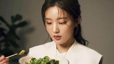 울음을 뿌리는 여성 GIF