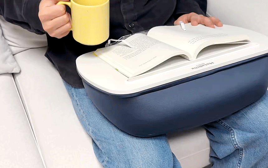 소파에서 커피마시면서, 북스테이 필로우스탠드 위에 책읽는 모습