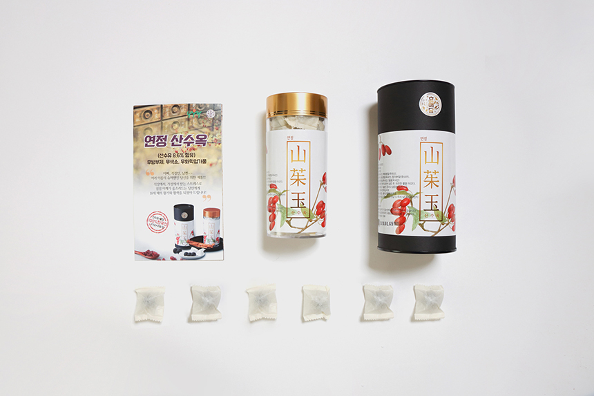 연정 산수옥의 구성은 원형의 통 안에 연정 산수옥에 관한 설명서 한 부와 30개 환이 담긴 플라스틱 원형 통으로 구성되어있습니다.