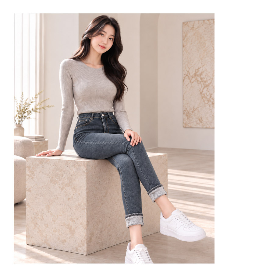 로에나 블루그레이 여성 기모 청바지 앉은 자세 모델 착용컷 기모 안감 롤업 겨울 데님 스키니팬츠