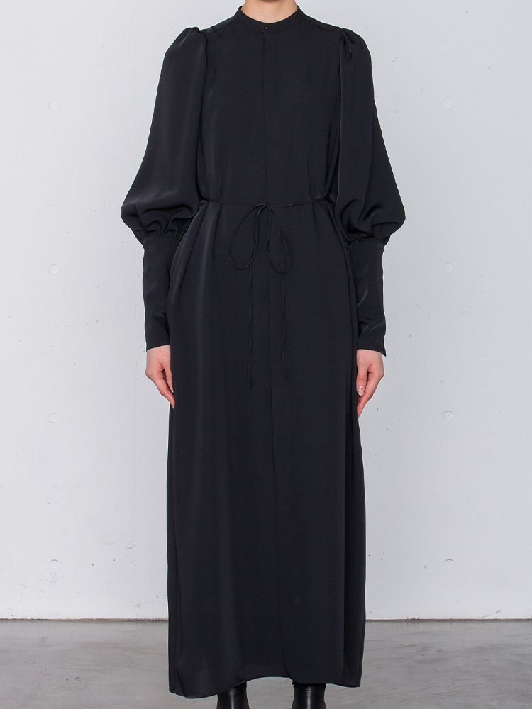 BLACK TWIST SATIN BALLOON SLEEVE DRESS  HYKE 하이크 블랙 트위스트 새틴 벌룬 슬리브 드레스 - 아데쿠베